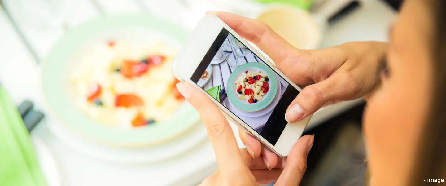 smartphone tijdens uit eten