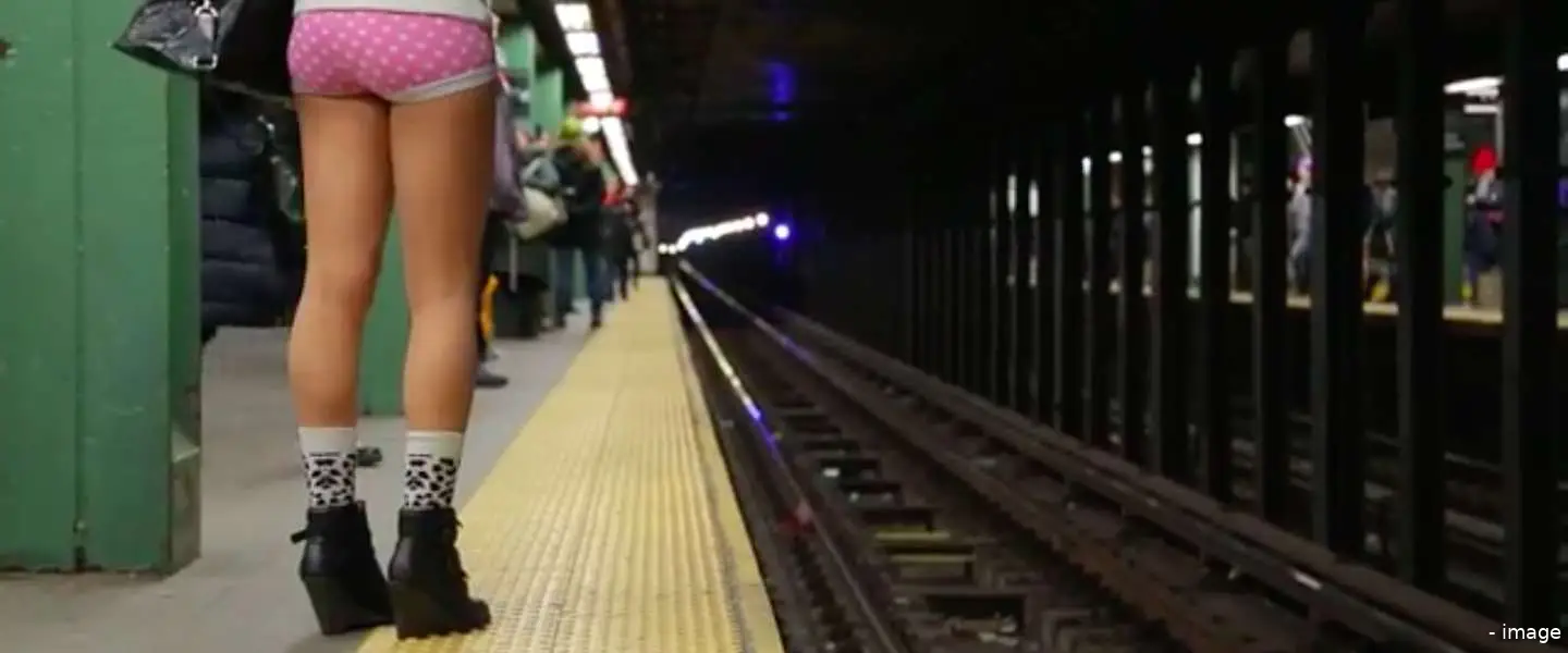 zonder broek de metro in