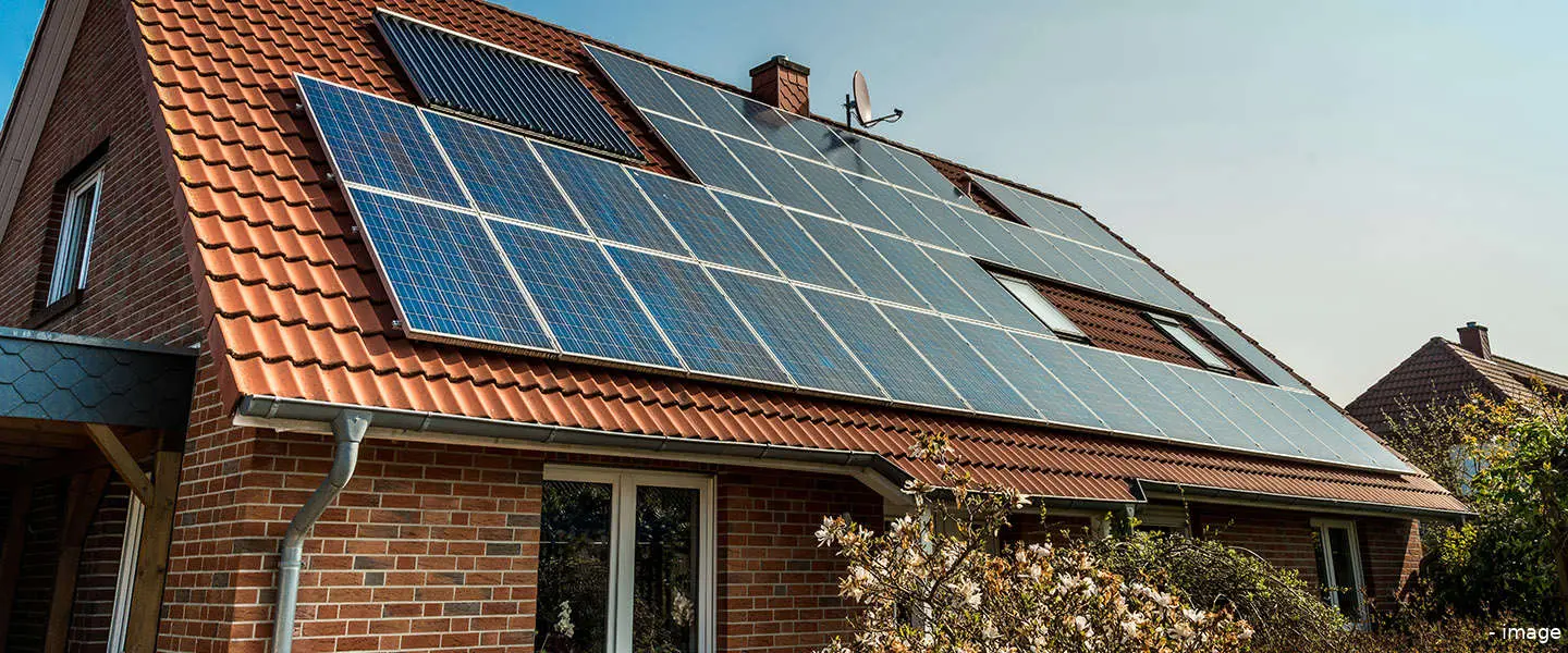 zonnepanelen op dak thuis