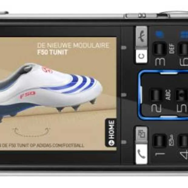 adidas scoort mobiel tijdens het ek