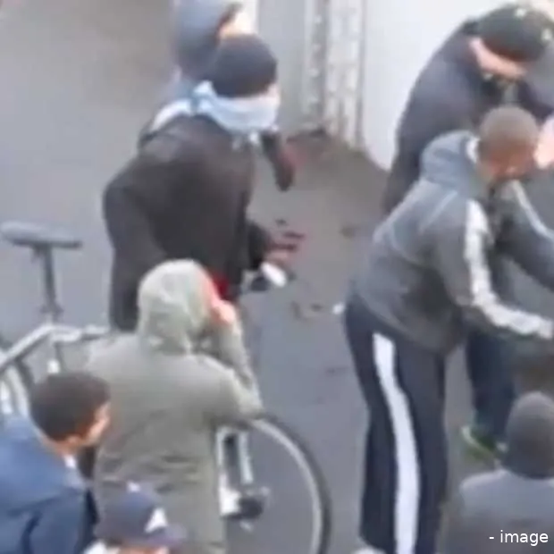 arme beroofde jongen in rellen verloor p