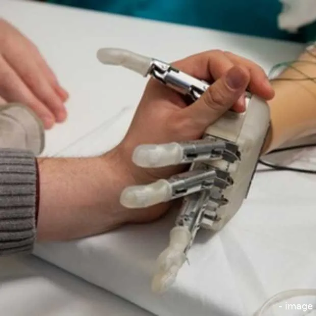 bionische hand met tast ervaring