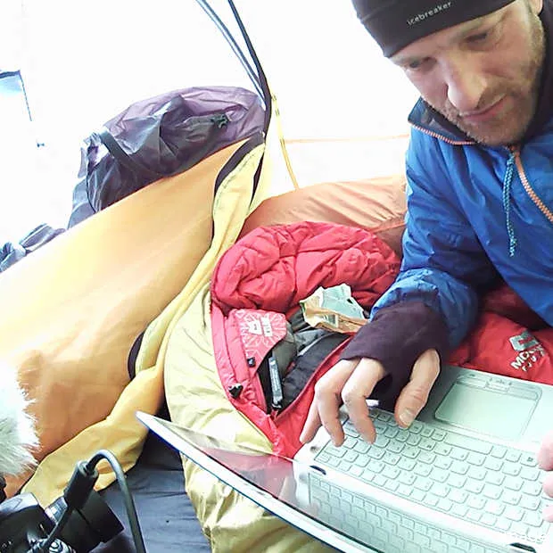 britse avonturier treedt in de voetspore