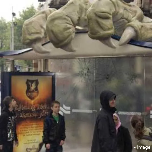 draak laat spoor van vernieling achter