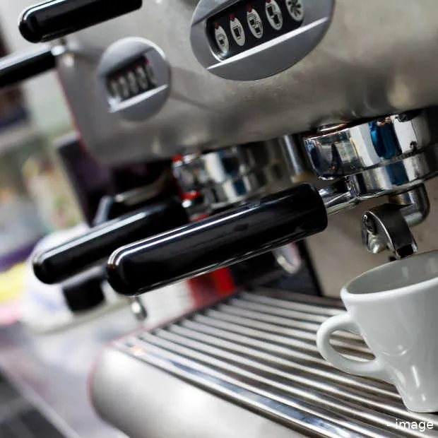 een espressomachine geabonneerd op de ti