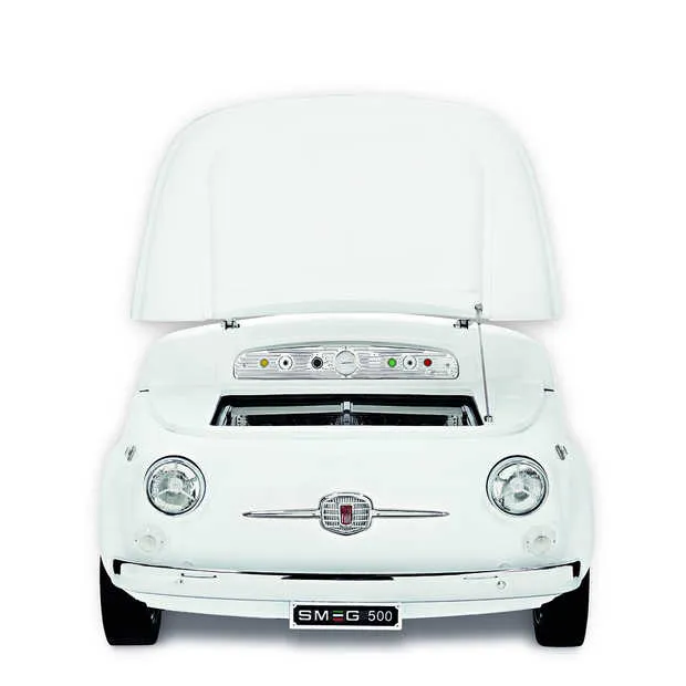 een koelkast onder de motorkap van een f