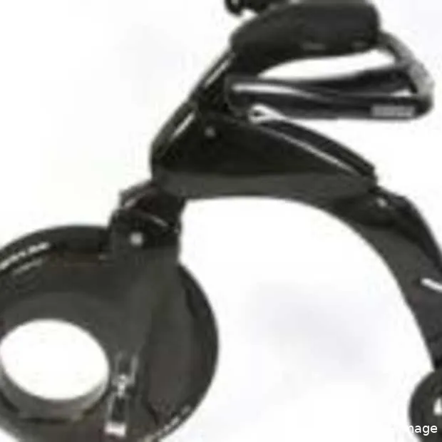 een oude fiets in een hightech jasje