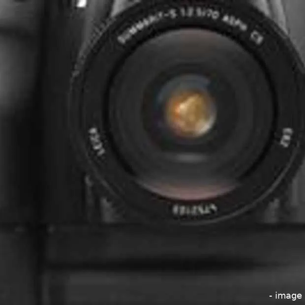 eerste leica dslr verkrijgbaar