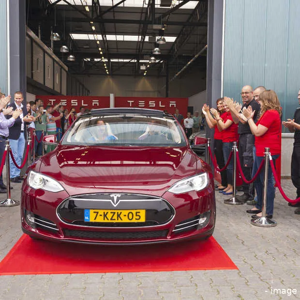 eerste tesla model s rijdt in tilburg de