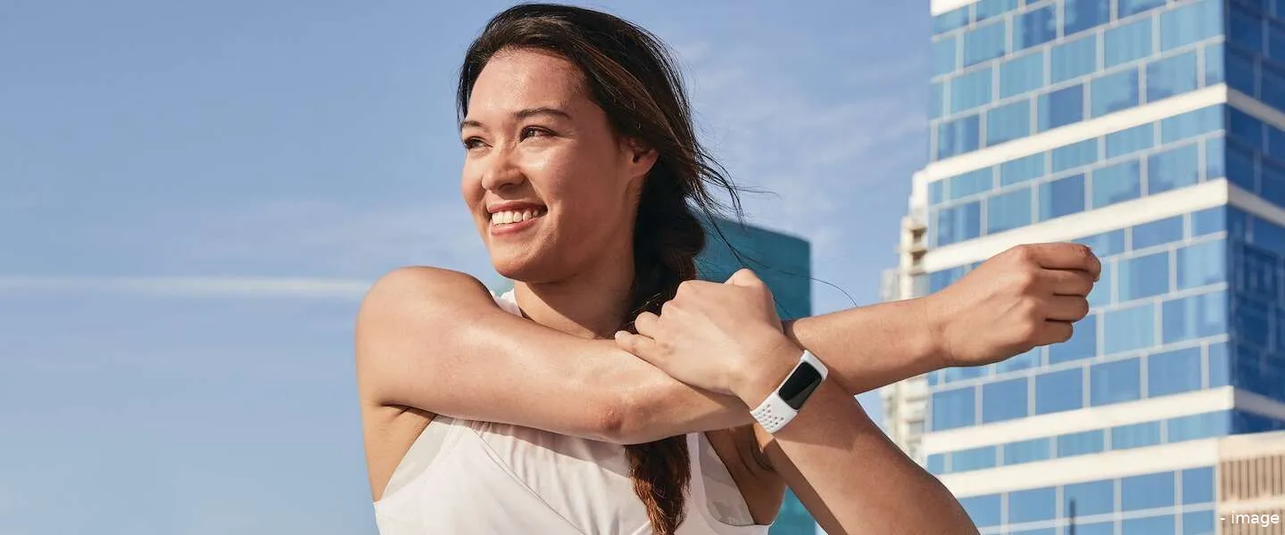 fitbitcharge5 header 1