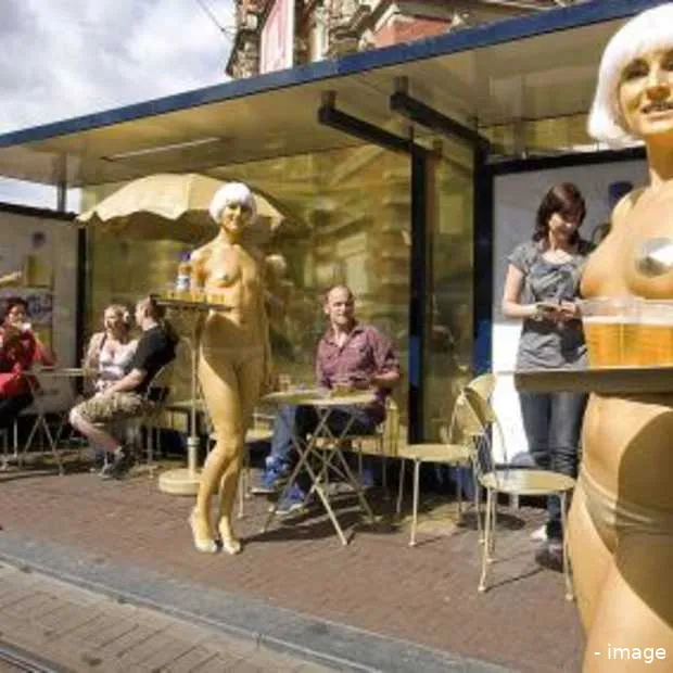 gouden serveersters verfrissen reizigers