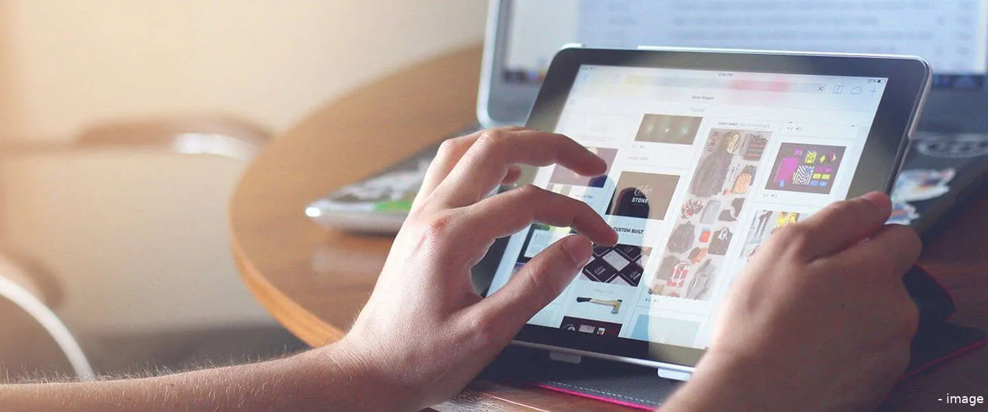 handen die ipad gebruiken