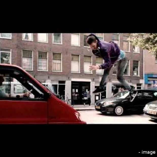 hi commercial rennen vrienden staan nooi