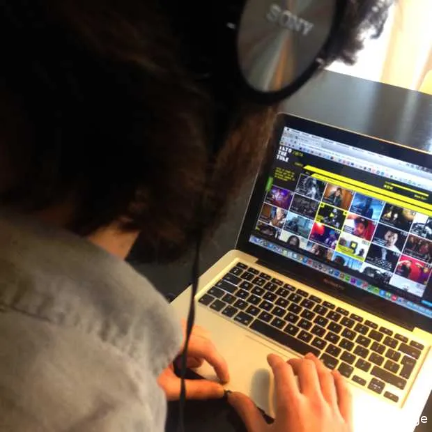 into the tune top 100 op basis van popul