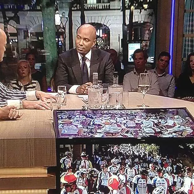 kijker aan tafel bij humberto tan tijden