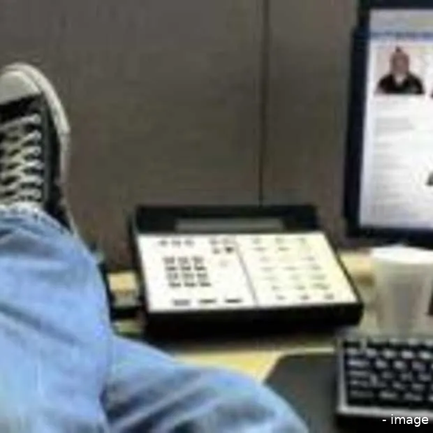 kwart nederlanders zit op facebook of hy