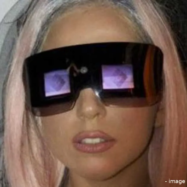 lady gaga introduceert nieuwe polaroid c