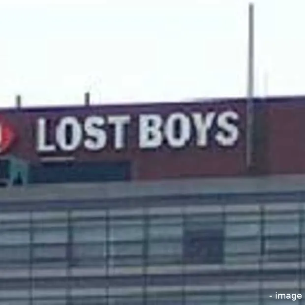 lost boys in financiele problemen