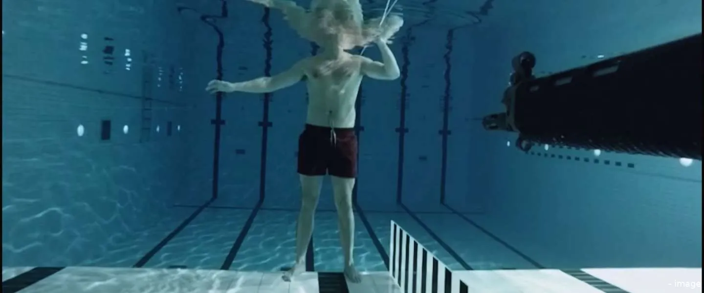 man onderwater pistool