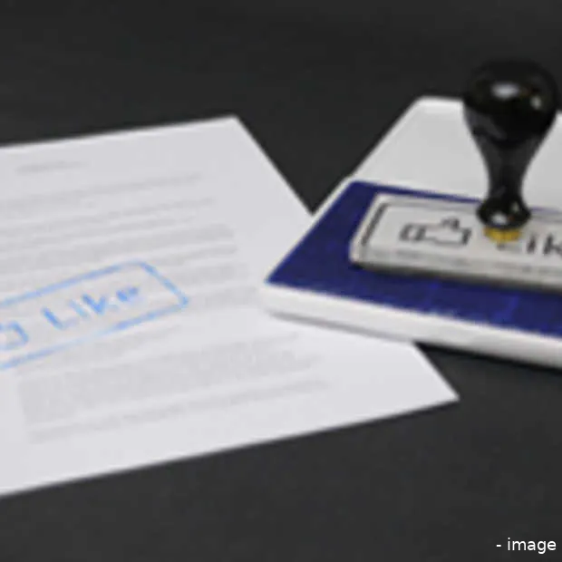 man valt vrouw aan vanwege niet liken