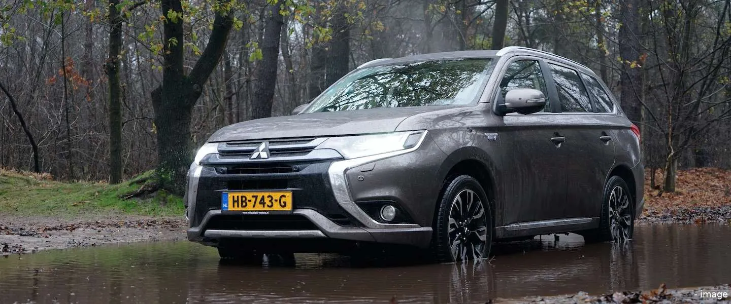 mitsubishi outlander phev outdoor