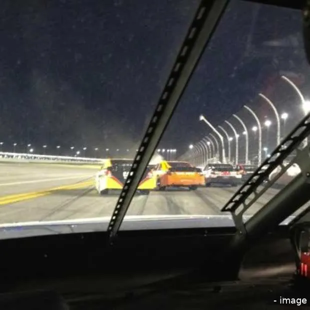 nascar coureur moet 25 000 dollar betale