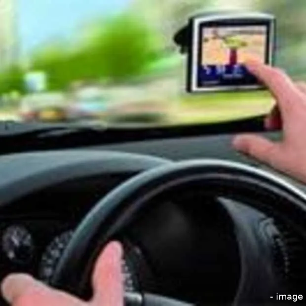 navigatie bedienen tijdens rijden strafb