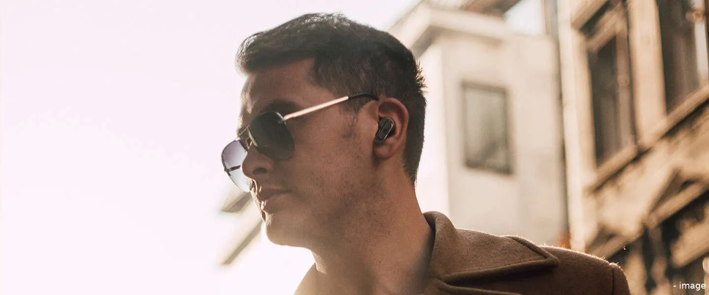 oordopjes met scherm in de case