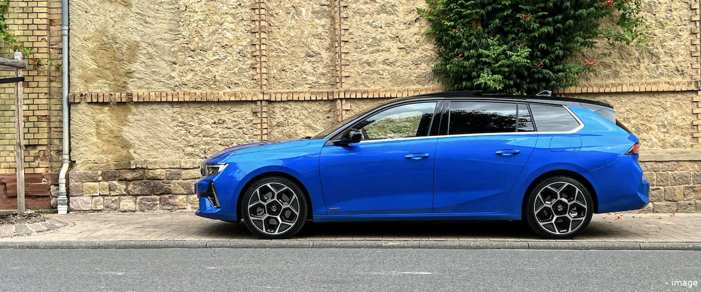opel astra sports tourer 1