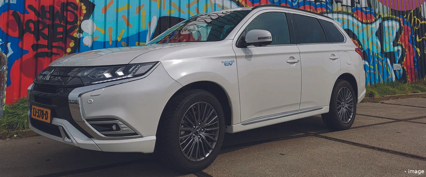 outlander phev graffiti 1