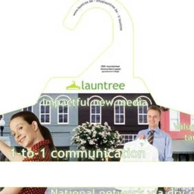 reclame op kartonnen kleerhangers