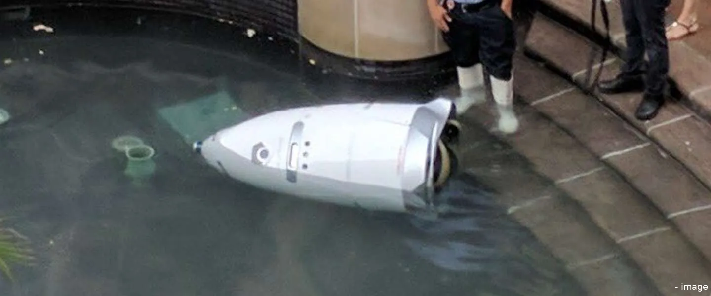 robot verdrinkt zichzelf twitter lachen