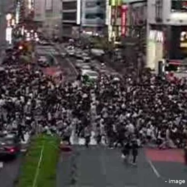 saturday afternoon at shibuya crossing t