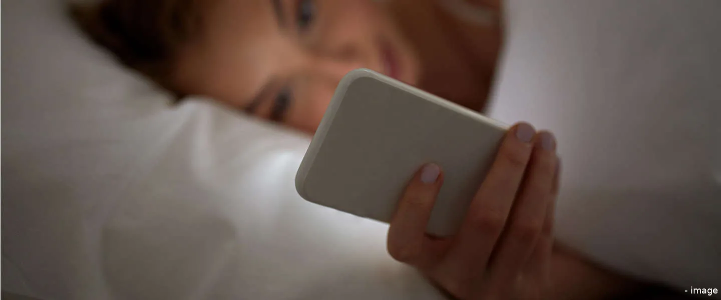smartphone gebruiken in bed