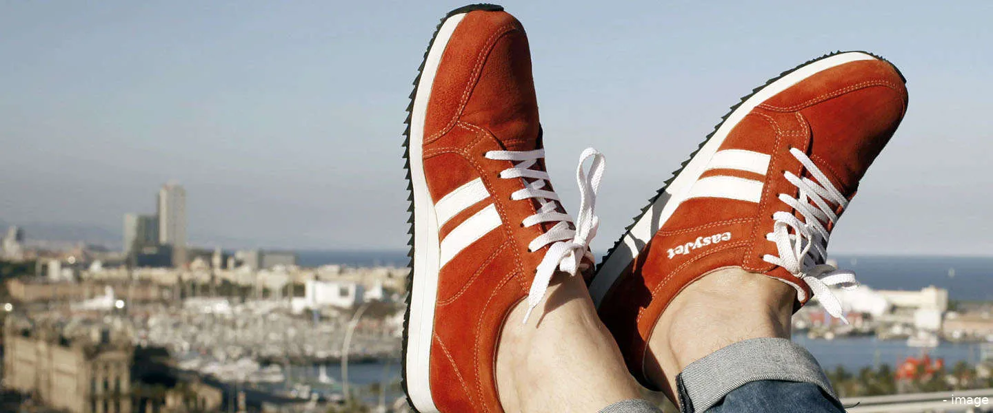 sneakers easyjet