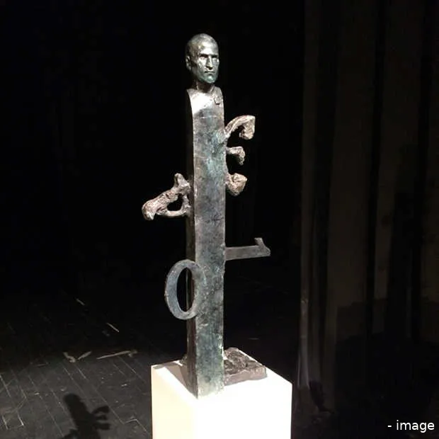 standbeeld steve jobs voor apple s cuper