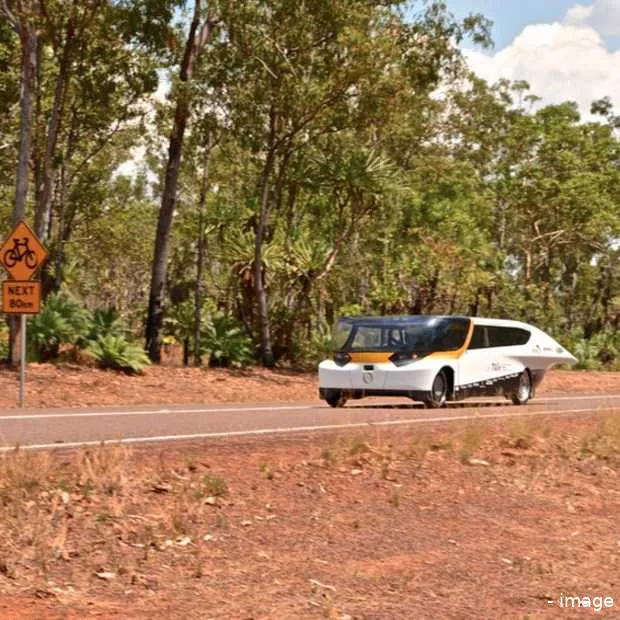 stella rijdt in australie 875 km met 1 a
