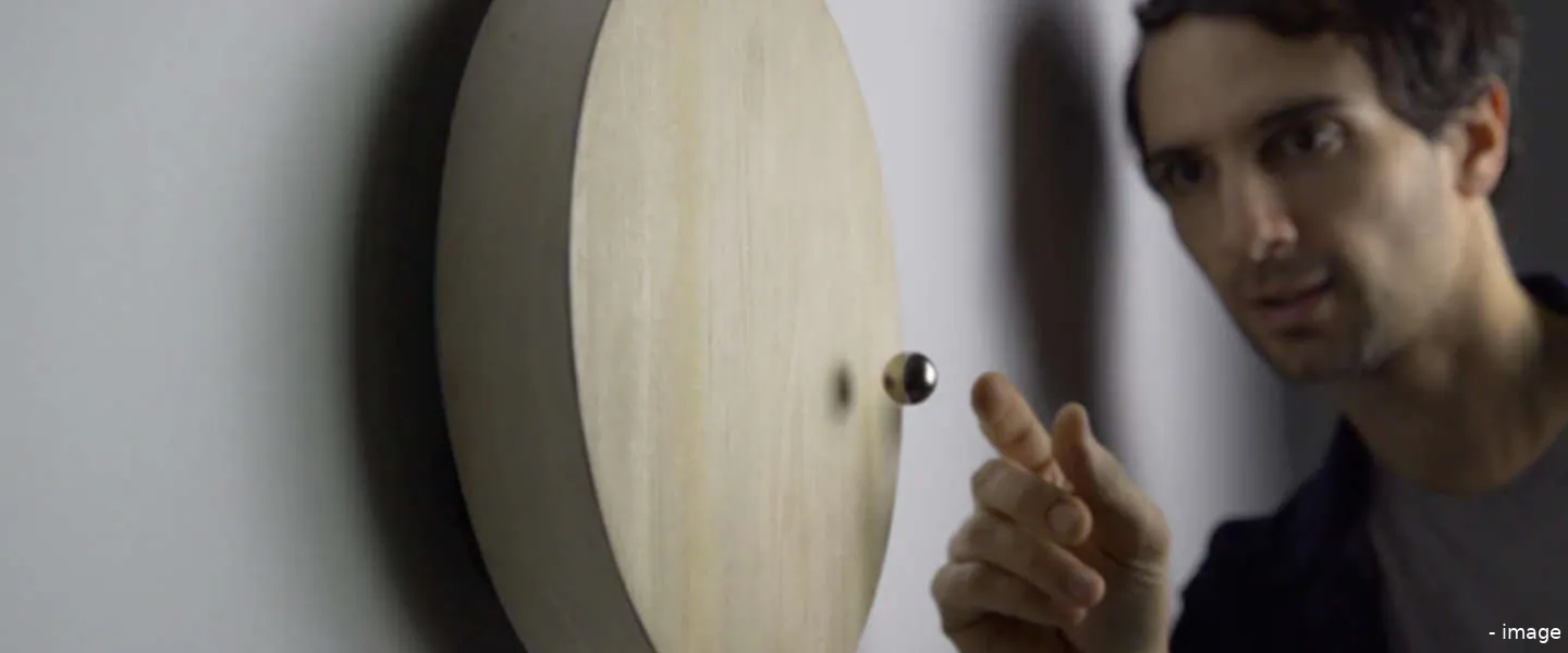 story zwevende klok flyte