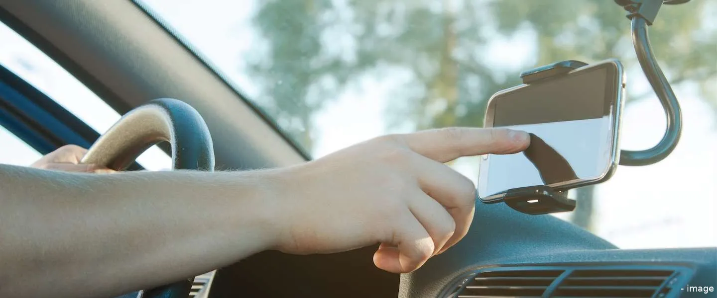 telefoon bedienen dashboard strafbaar