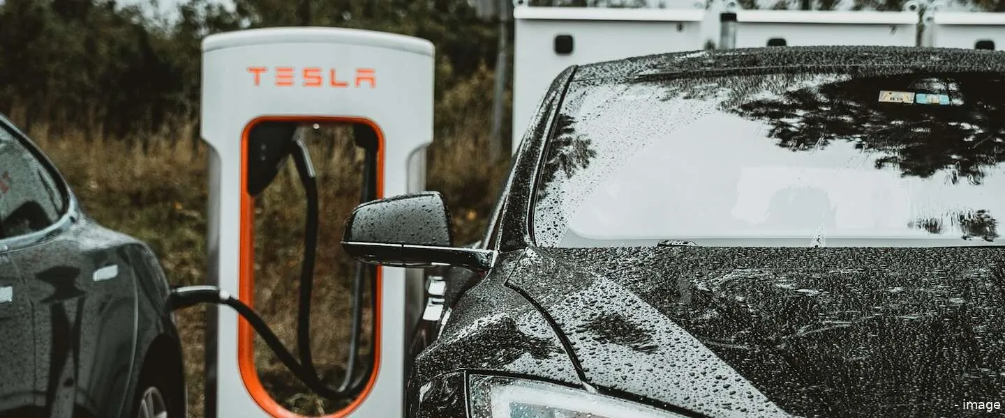 tesla laden header
