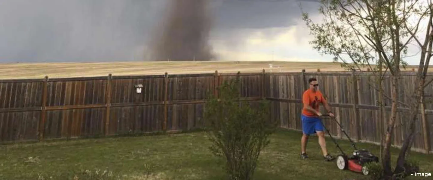 tornado grasmaaier meme man