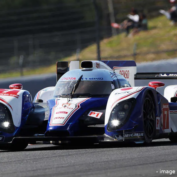 toyota met twee auto s aan de start van