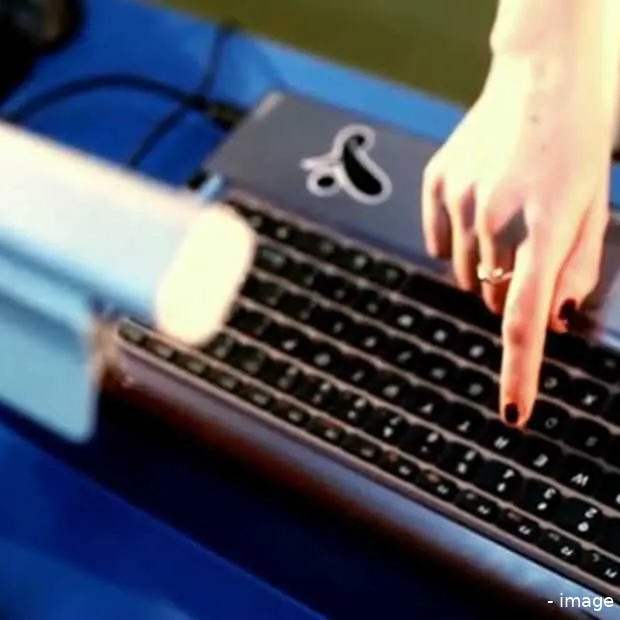 verander elk oppervlak in een touchpad