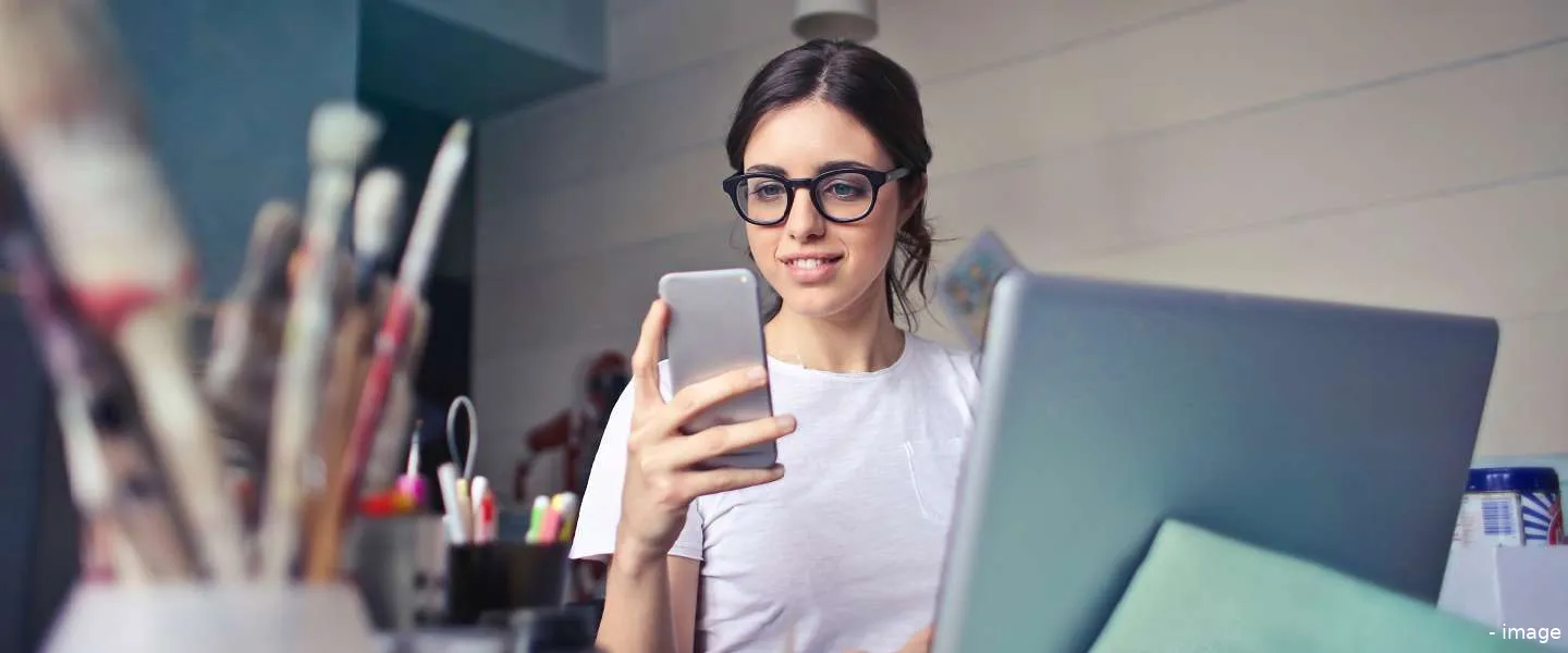 vrouw met phone header