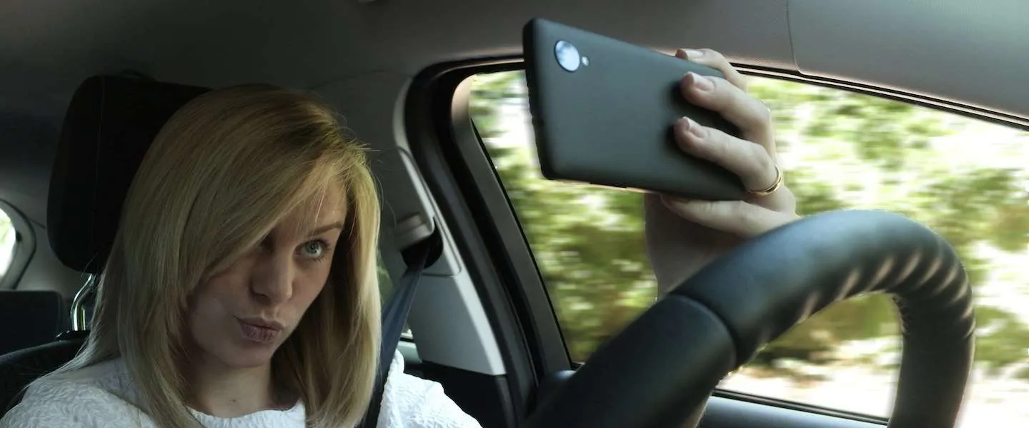 vrouwen selfie auto