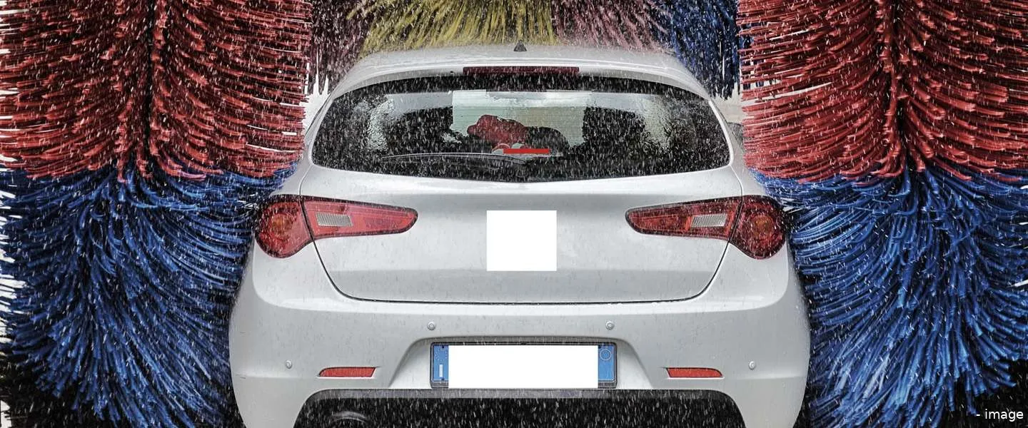 wasstraat valt auto aan