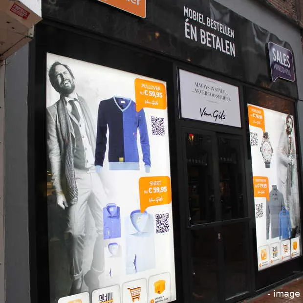 winkelen met je smartphone in pop up sto