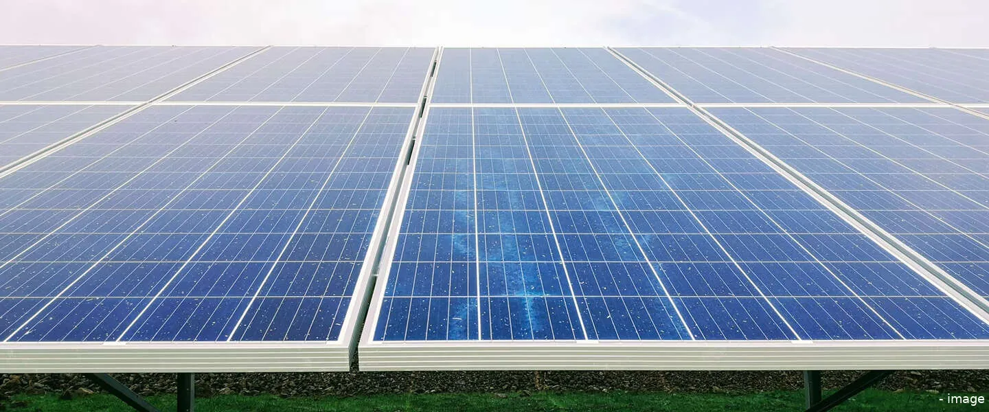 zonnepanelen in de nacht