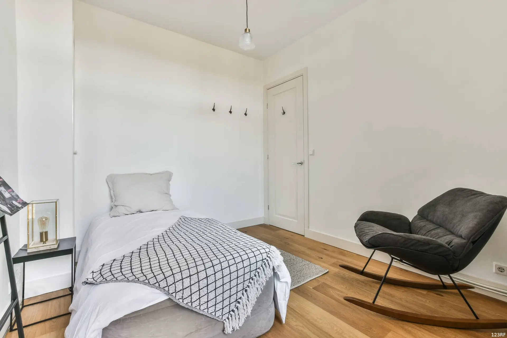 Een chique slaapkamer met een tweepersoons zacht bed en een tapijt