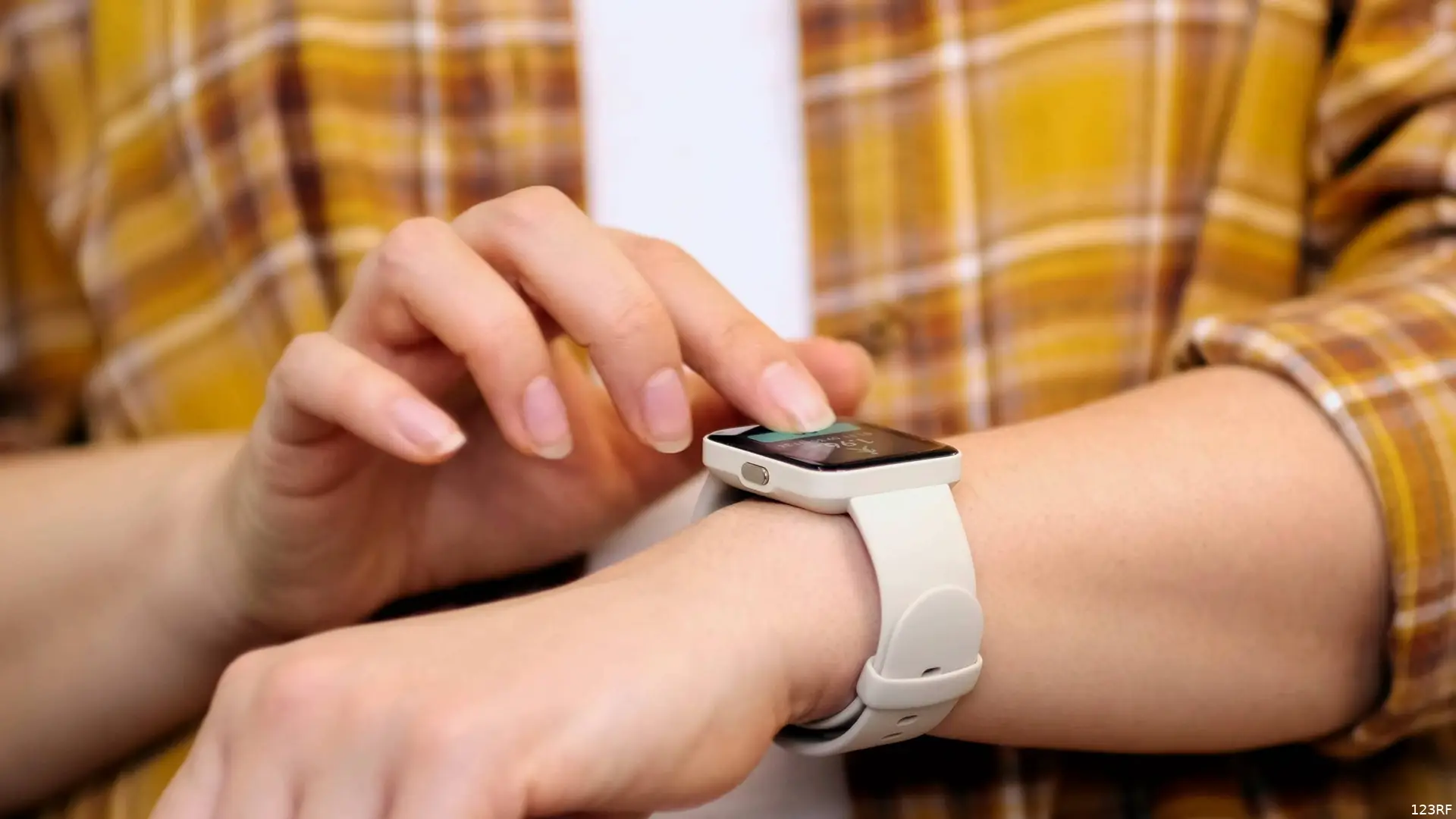 onherkenbare vrouw met behulp van haar smartwatch. Vrouw hand met smartwatch